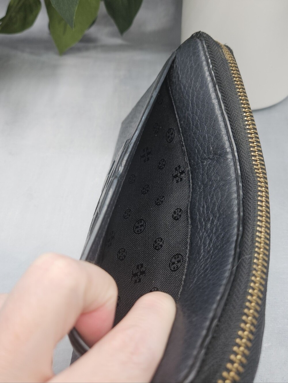 Tory Burch black continental wallet features a prominent embossed logo and leath - Picture 8 of 15